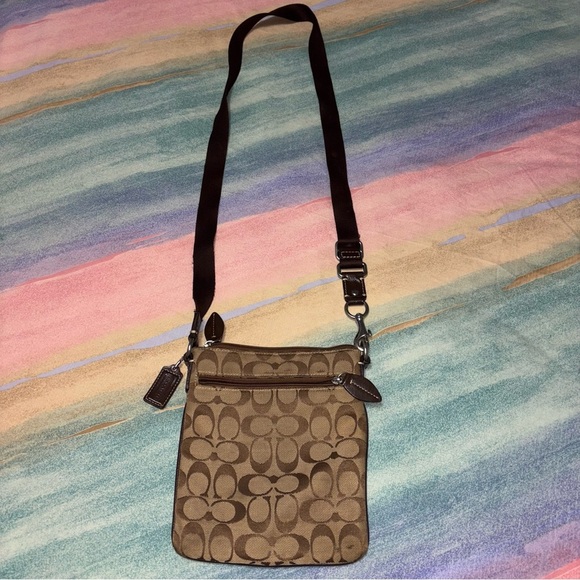 Authentic Coach Signature Canvas Crossbody Messenger Bag - Picture 4 of 10